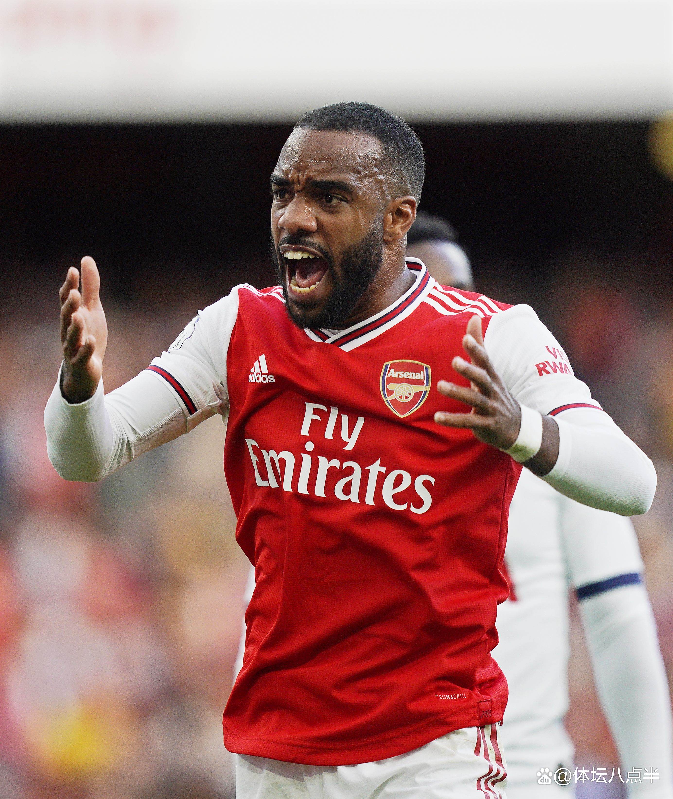 爱游戏-莱万多夫斯基官方宣布表现优异新规，TES引发争议！观众掌声雷动(莱万多夫斯基年薪多少)